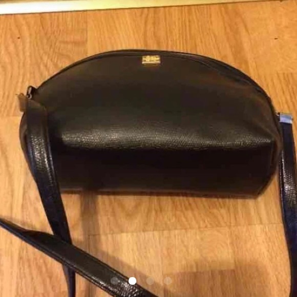 Givenchy Handbags - 💯% Givenchy small mini classic cross body handbag